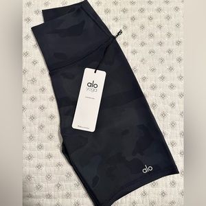 ALO 7" HIGH-WAIST VAPOR SHORT 
Black Camouflage / S